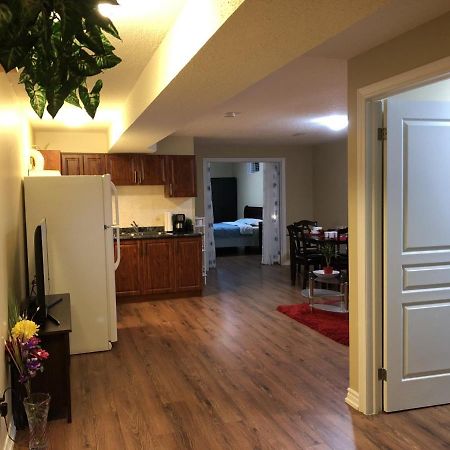Spacious 2 Bedroom Guest Suite โตรอนโต ภายนอก รูปภาพ
